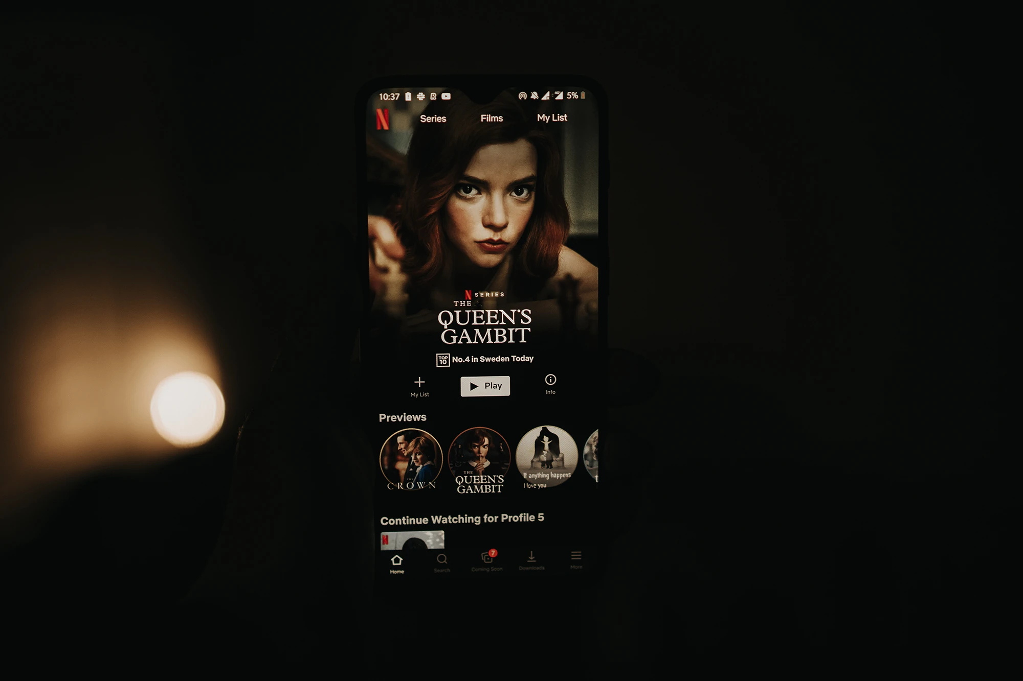 如何在印尼观赏美国的Netflix  如果你想在印尼观看美国的Netflix内容，可以遵循以下步骤：  1. **使用VPN** 
 将你的网路连接到美国的伺服器。这样，你的设备会显示在美国的IP地址，让你能够访问美国的Netflix库。  2. **选择合适的VPN服务** 
 确保选择一个有良好口碑且能成功解锁Netflix的VPN服务。流行的选择包括ExpressVPN、NordVPN和Surfshark。  3. **下载并安装VPN应用程式** 
 在你的装置上下载并安装所选的VPN应用程式，然后登录你的帐号。  4. **连接到美国伺服器** 
 打开VPN应用程式，选择美国的伺服器并连接。  5. **登录Netflix** 
 在你的浏览器或Netflix应用程式中登录你的Netflix帐号，这时你应该能够看到美国的Netflix内容。  6. **享受观看** 
 现在，你可以选择任何美国Netflix的节目或电影来观看了！  请注意，使用VPN可能违反Netflix的服务条款，因此请自行斟酌相关风险。