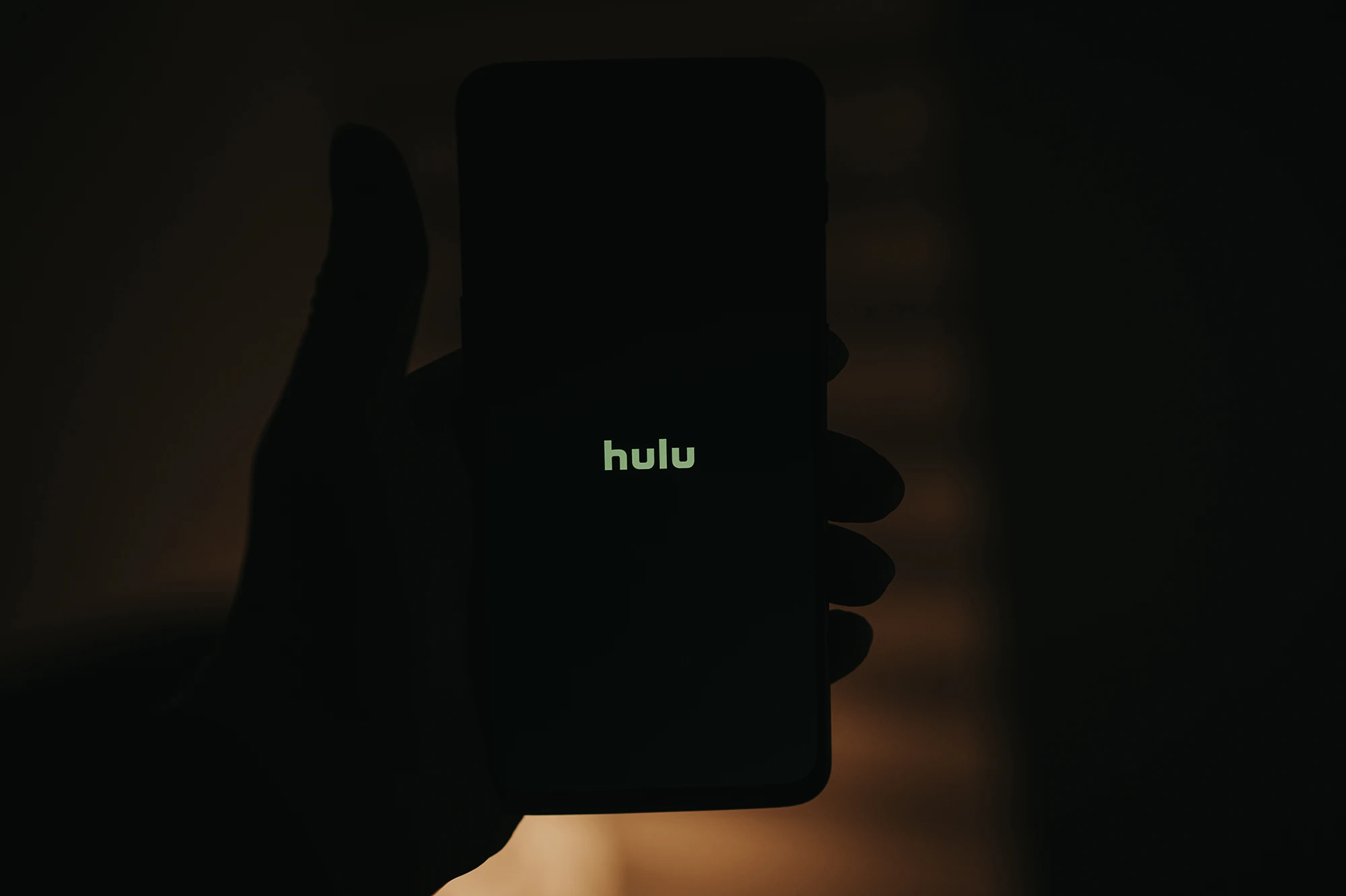 如何在印尼观看 Hulu  在印尼观看 Hulu，您可以按照以下步骤操作：  1. **使用 VPN**：由于 Hulu 在印尼无法直接使用，您需要一个虚拟私人网路（VPN）来访问。选择一个可靠的 VPN 服务商，确保它能够绕过地区限制。  2. **安装 VPN 应用程式**：根据您选择的 VPN，下载并安装其应用程式到您的设备上（手机、平板或电脑）。  3. **连接到美国伺服器**：开启 VPN 应用程式，并连接到美国的伺服器。这将使您的网络流量看起来像是来自美国。  4. **创建 Hulu 帐号**：如果您还没有帐号，可以通过使用美国的付款方式（例如美国的信用卡或者 PayPal）来注册 Hulu。您也可以考虑请朋友协助或使用代办服务。  5. **访问 Hulu 网站或应用程式**：连接到 VPN 后，您就可以在浏览器中访问 Hulu 网站或下载 Hulu 应用程式来开始观看您喜爱的内容。  6. **享受内容**：选择您想观看的节目，放松心情，享受 Hulu 提供的丰富娱乐内容！  请注意，使用 VPN 可能会违反 Hulu 的使用条款，请自行评估风险。
