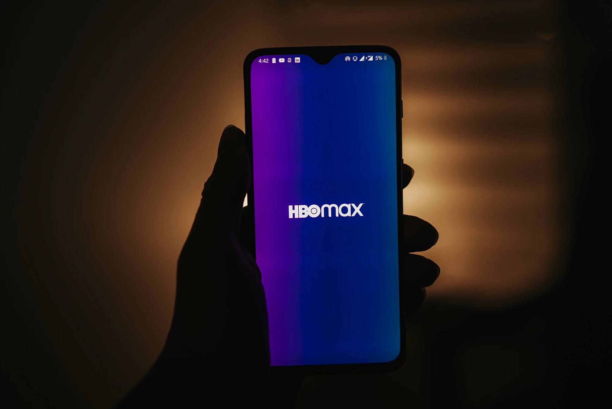 如何在新西兰观看 HBO Max  HBO Max 是一个受欢迎的串流媒体平台，提供大量的电影和电视节目。尽管 HBO Max 目前在新西兰尚未正式推出，但您仍然可以透过一些方法来观看它。以下是一些步骤，帮助您在新西兰观看 HBO Max。  ### 步骤 1：使用 VPN  1. **选择一个可靠的 VPN 服务**：选择可以有效绕过地区限制的 VPN。例如：ExpressVPN、NordVPN 或 Surfshark。 
2. **下载并安装 VPN**：根据您的装置下载相应的 VPN 应用程序并安装。  3. **连接到 USA 伺服器**：打开 VPN，并选择一个美国的伺服器进行连接，这样 HBO Max 将认为您在美国。  ### 步骤 2：注册 HBO Max  1. **前往 HBO Max 官网**：在您的浏览器中访问 HBO Max 的官方网站。  2. **注册帐户**：选择“注册”选项，然后按照指示输入您的电子邮件地址和密码。  3. **选择套餐**：选择您希望订阅的计划，并根据需要提供支付信息。  ### 步骤 3：开始观看  1. **访问 HBO Max**：通过 VPN 访问 HBO Max，您应该能够看到完整的内容库。  2. **选择内容**：浏览可用的电影和电视节目，然后开始观看您喜爱的内容。  ### 注意事项  – **注意法规**：使用 VPN 绕过地区限制可能违反 HBO Max 的服务条款，请自行承担风险。
– **网路速度**：使用 VPN 可能会影响您的网路速度，确保选择一个快速且稳定的 VPN 伺服器。  希望这些步骤能帮助您在新西兰顺利观看 HBO Max！